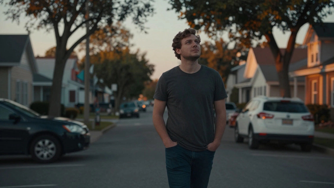 Мужчина медленно идет по улице, смотрит в небо, без наушников.