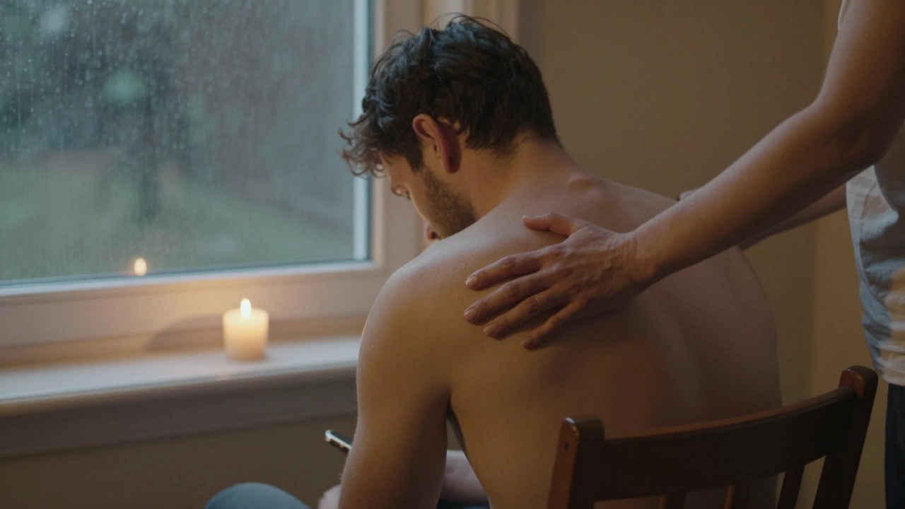 Женщина осторожно кладет ладонь на спину мужчины, который сидит в тишине, только свеча горит рядом.