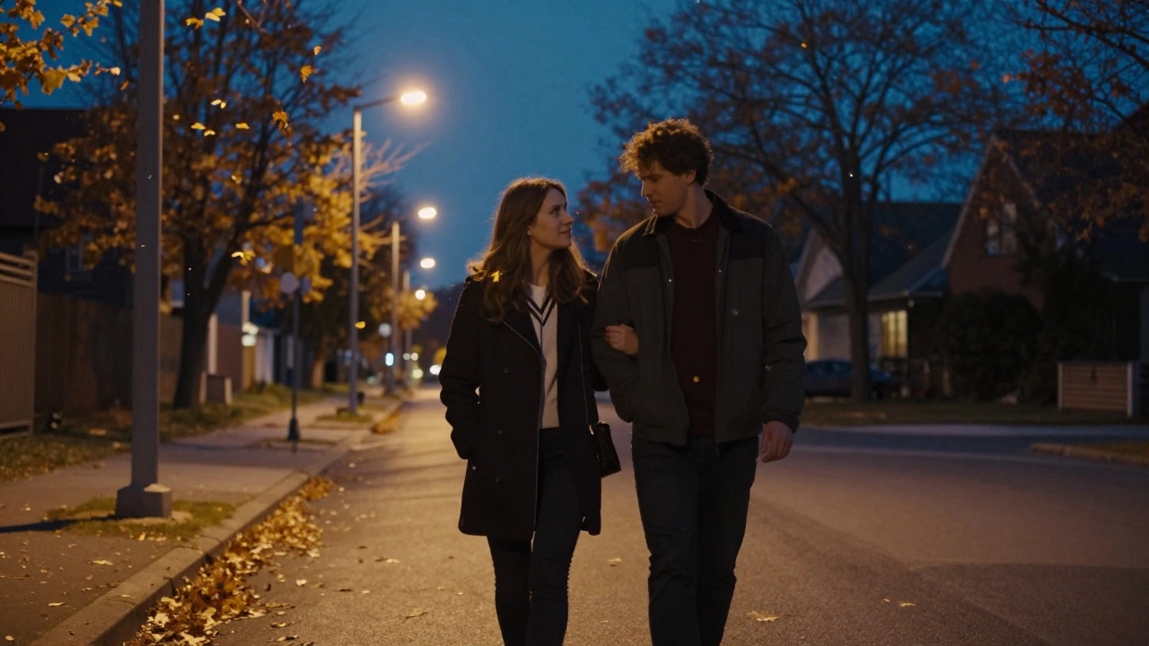 Парень и девушка идут домой вечером, она чуть ближе к нему, их руки периодически касаются.